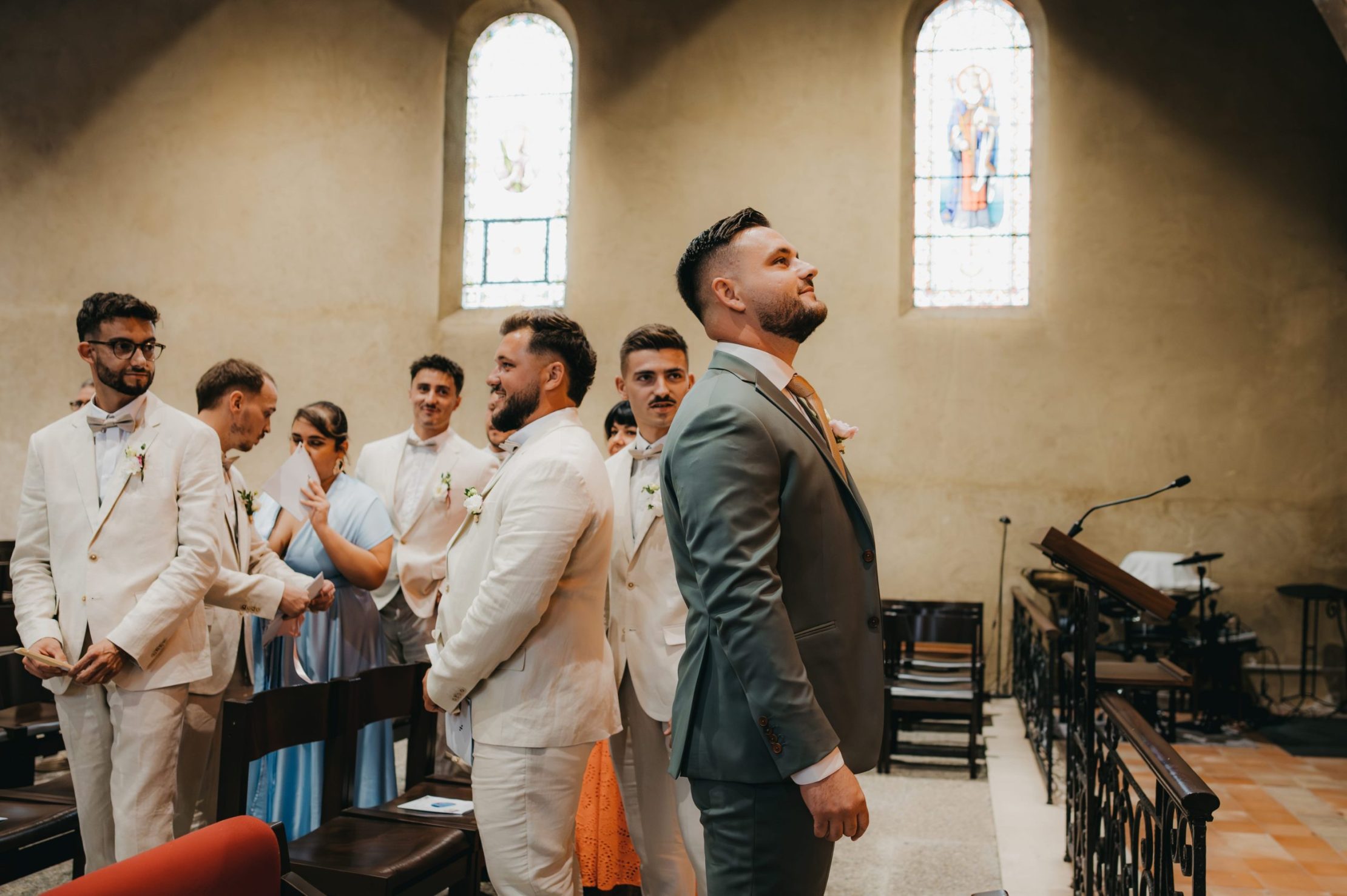 le mariée face au coeur de l'église et qui attend sagement sa future femme