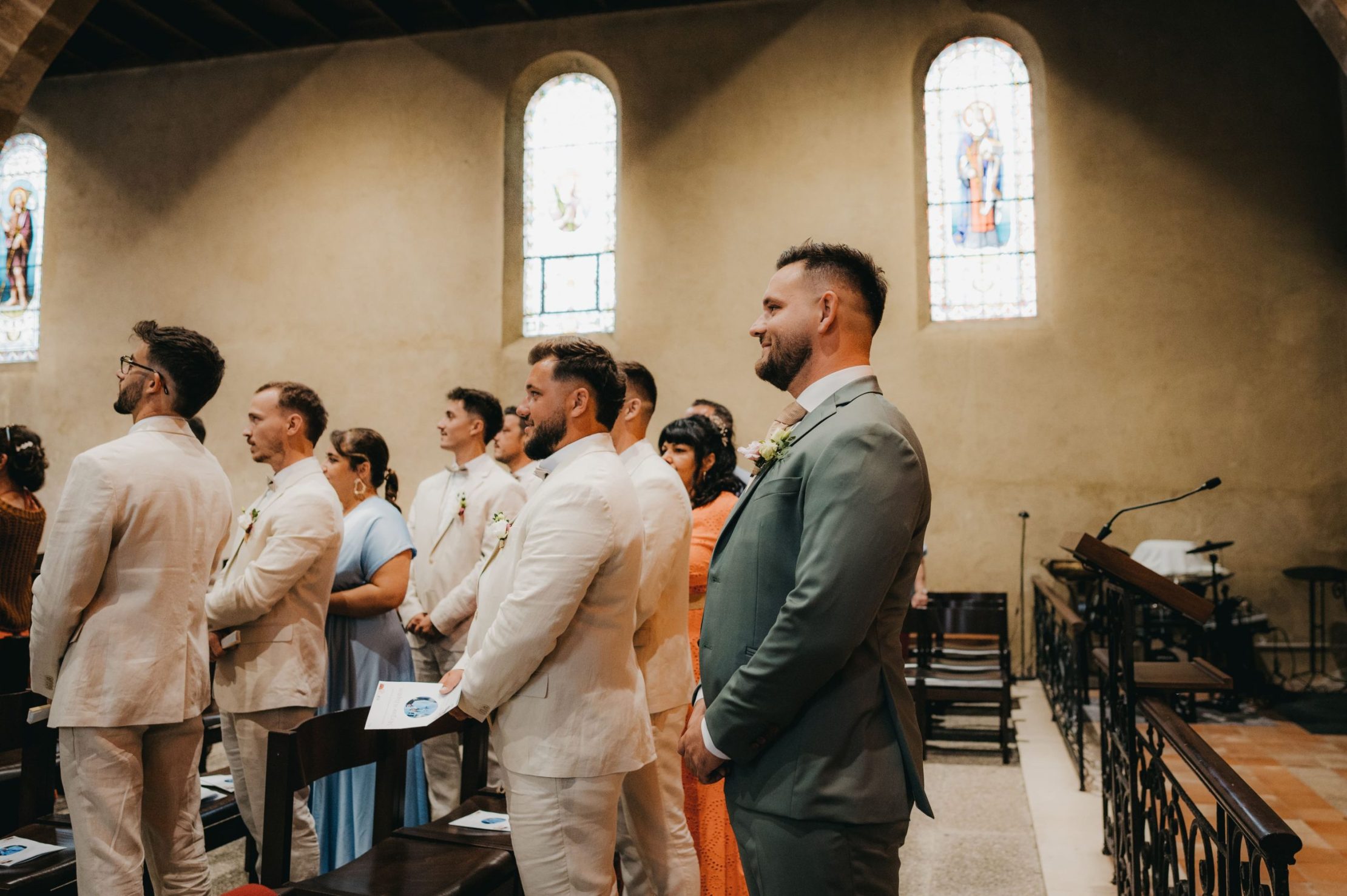 le marié qui se retourne pour découvrir la mariée