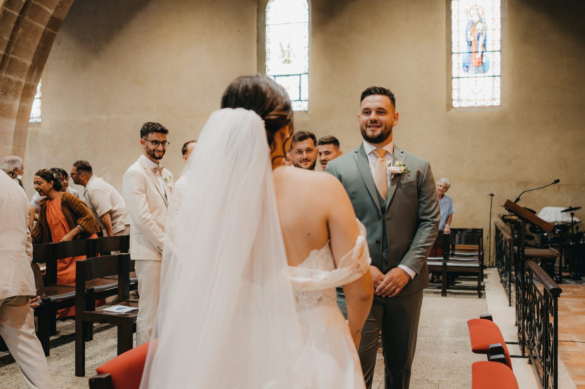 moment d'émotions, le mariée qui découvre la mariée dans l'église