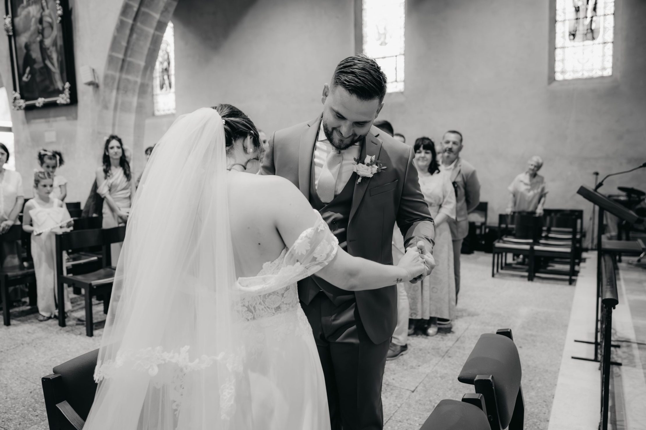 le marié tout ému de découvrir sa femme en mariée