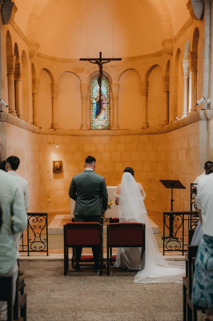 les mariés pris en en photo de dos dans l'église