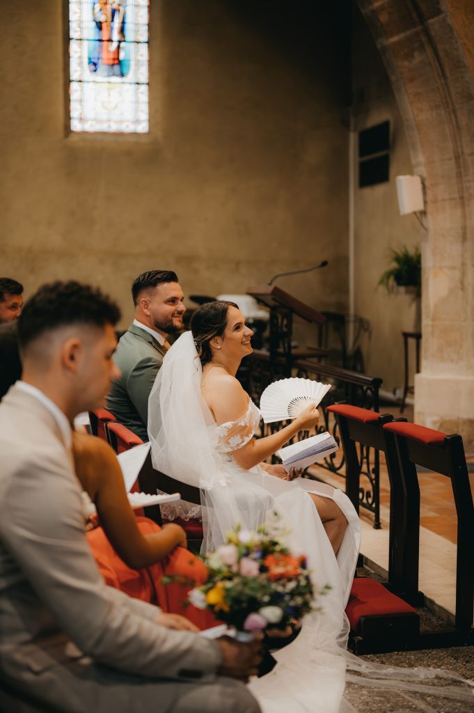 la mariée assise à l'église et qui récite les prières