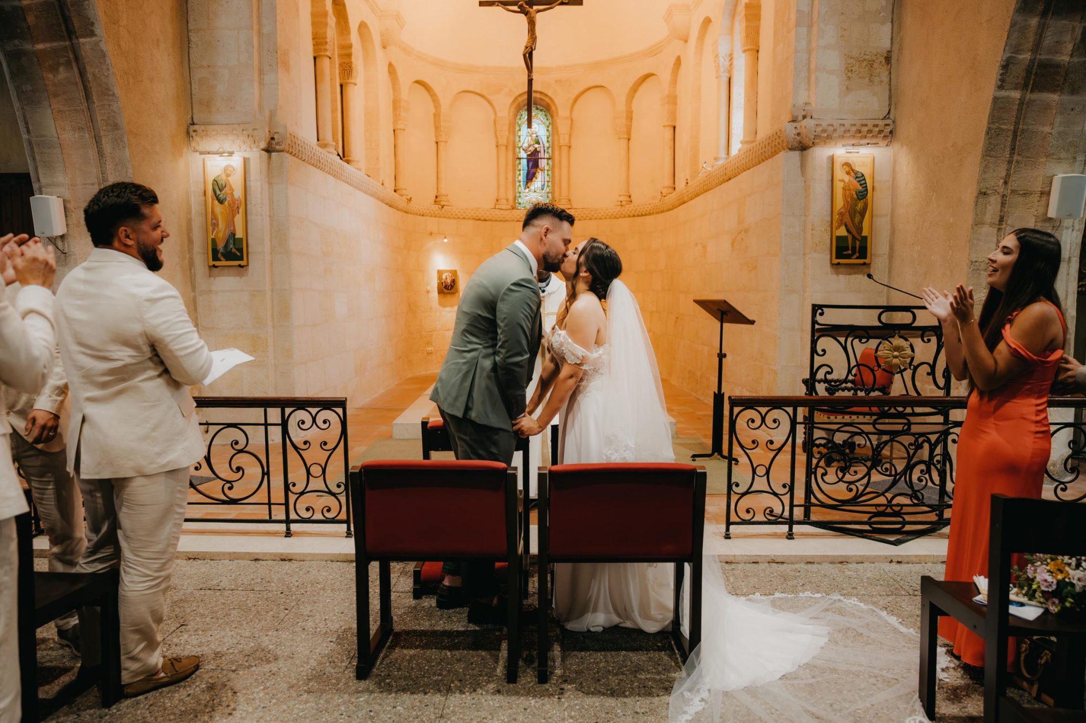 Moment de douceur et de regard complice entre les mariés