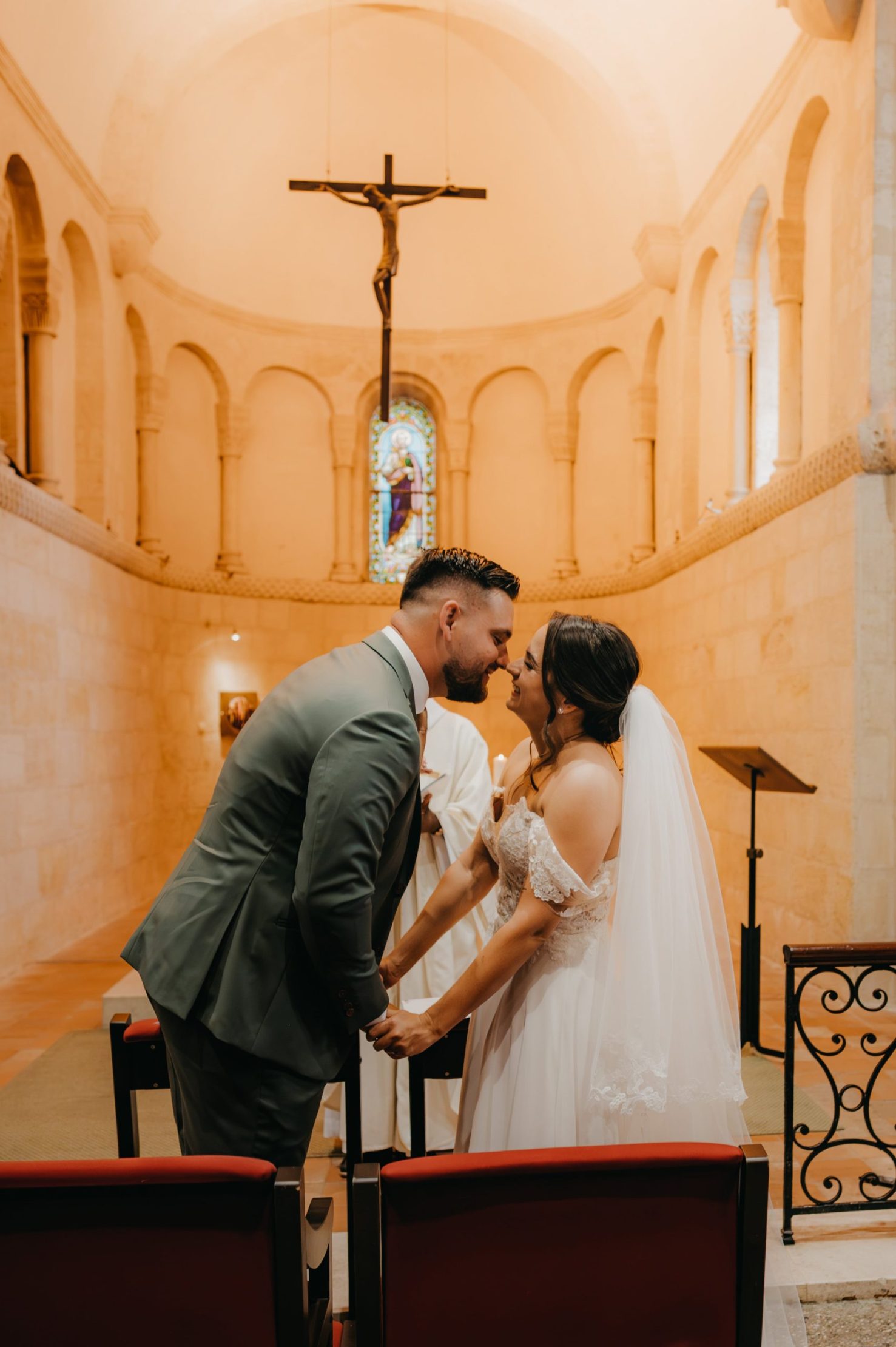 un bisou échangé entre les mariés à l'église