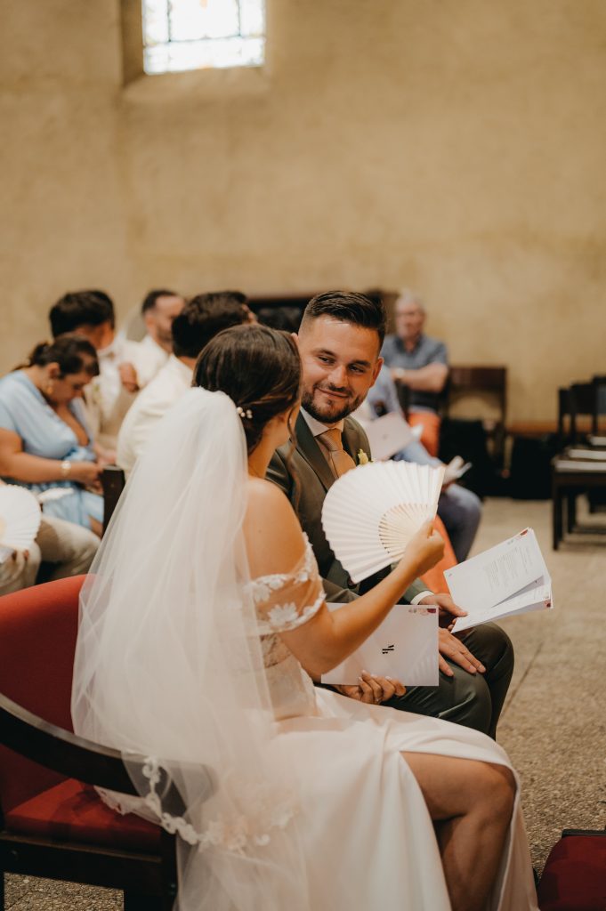 un échange de regard complice entre les mariés