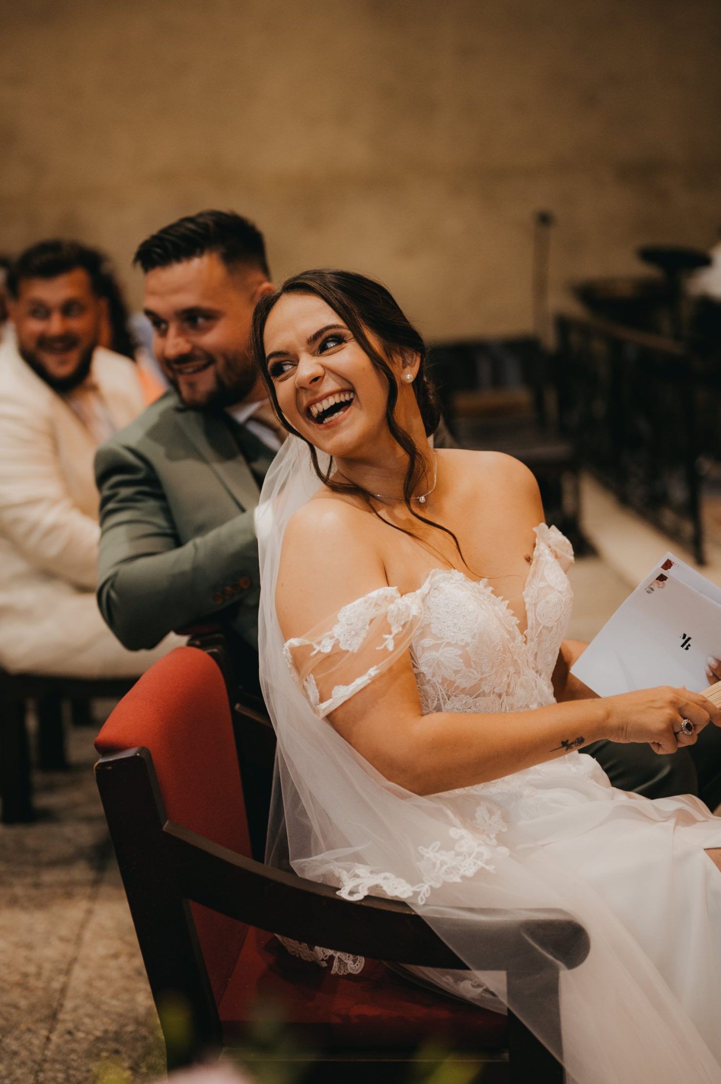 la mariée qui rit aux éclats