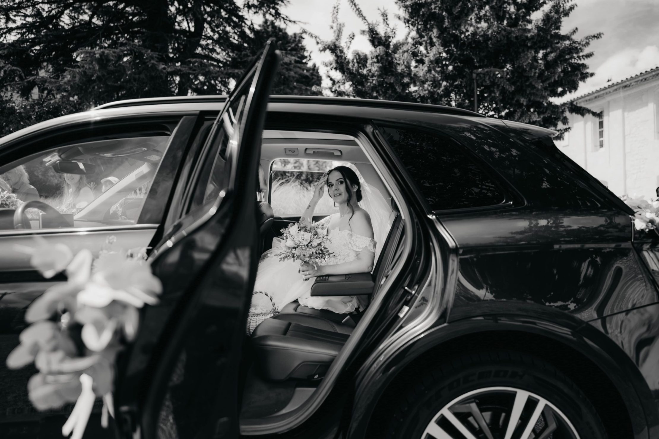 la mariée assise dans une voiture