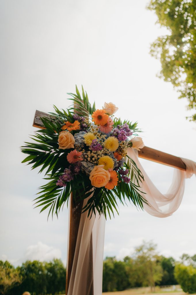 composition fleuri de l'arche de mariage