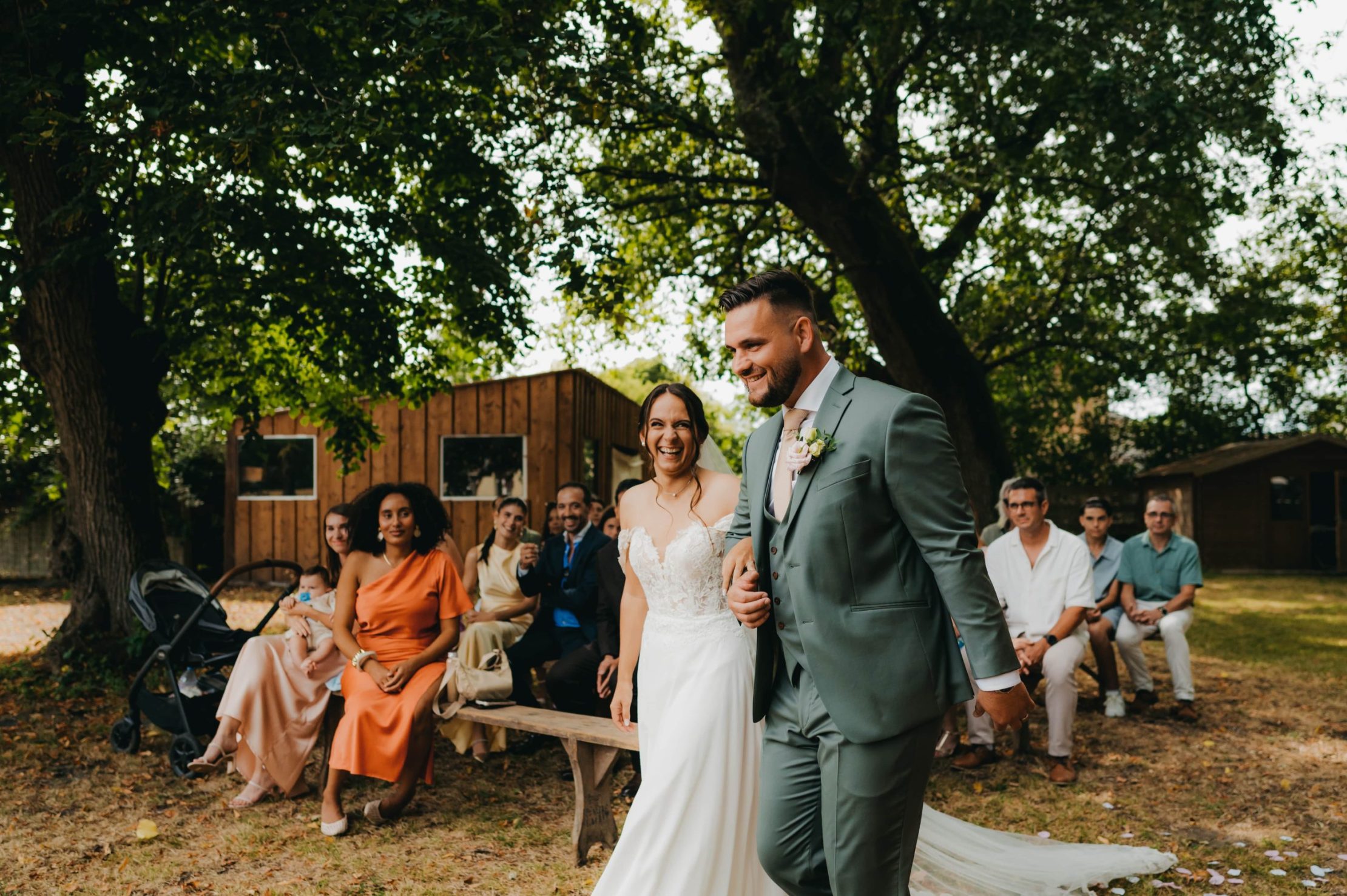 Regard tendre de la mariée sur son mari lors de l'entrée à la cérémonie laïque