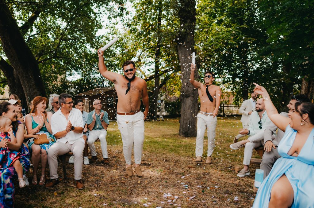 les garçons d'honneur torses nues qui déambule dans l'allée principale de la cérémonie laïque