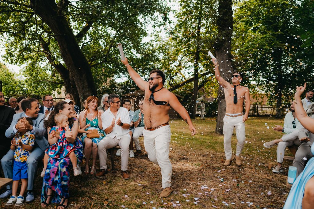 les garçons d'honneur avec des canons à confettis lors de l'ouverture de la cérémonie laïque