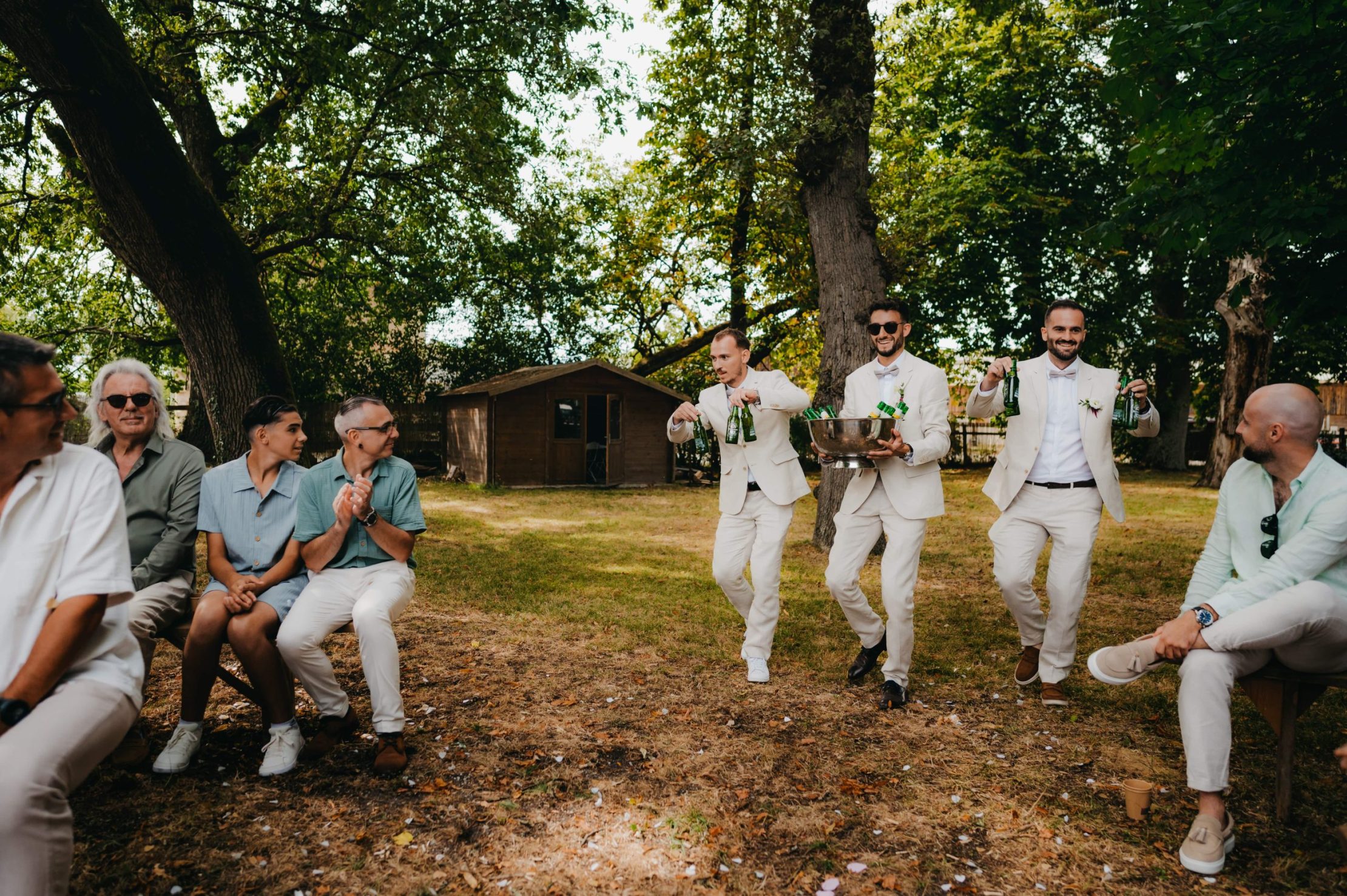 les garçons d'honneur qui servent des boissons aux invités