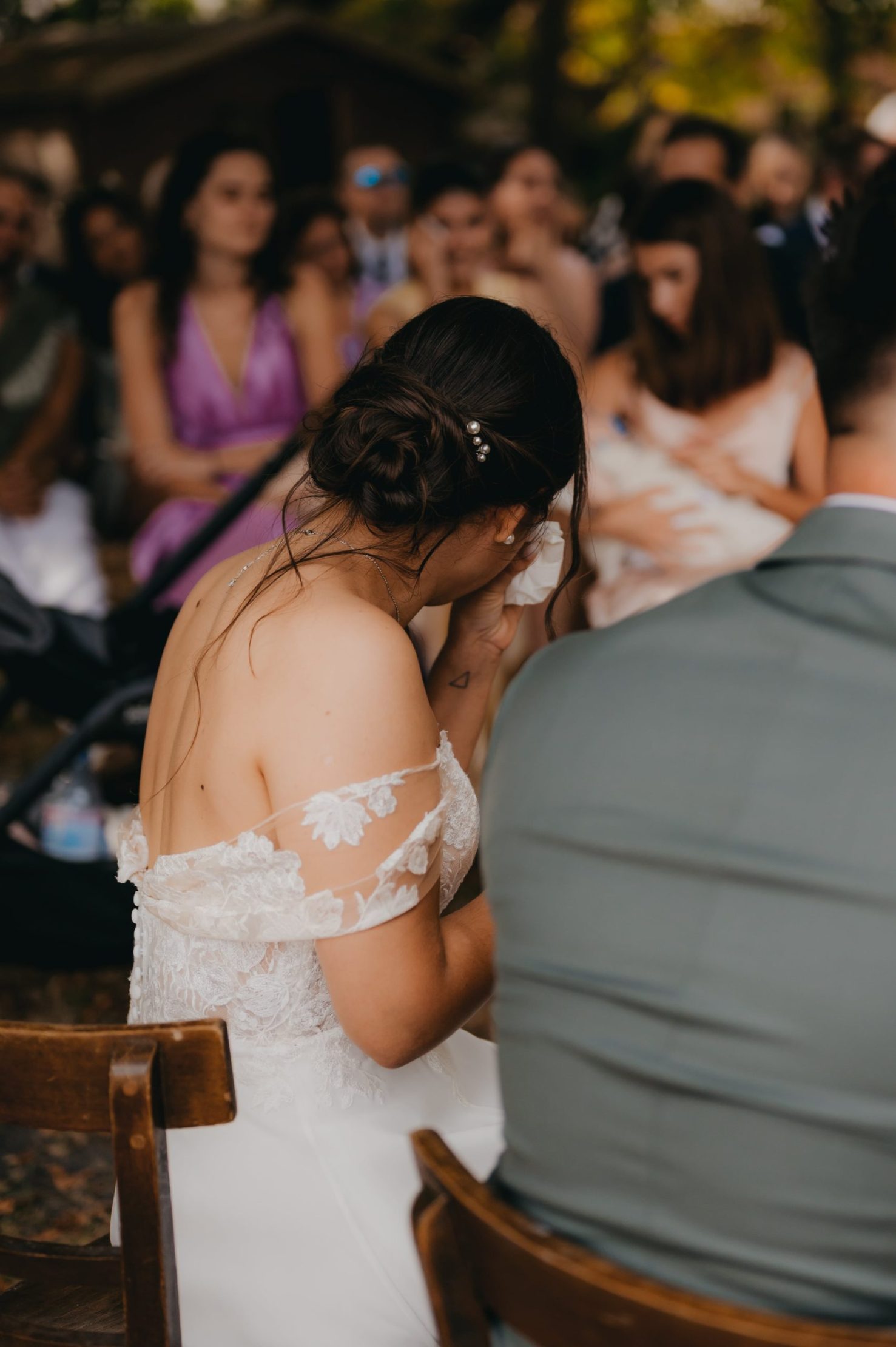 la mariée qui essuie ses larmes de joie