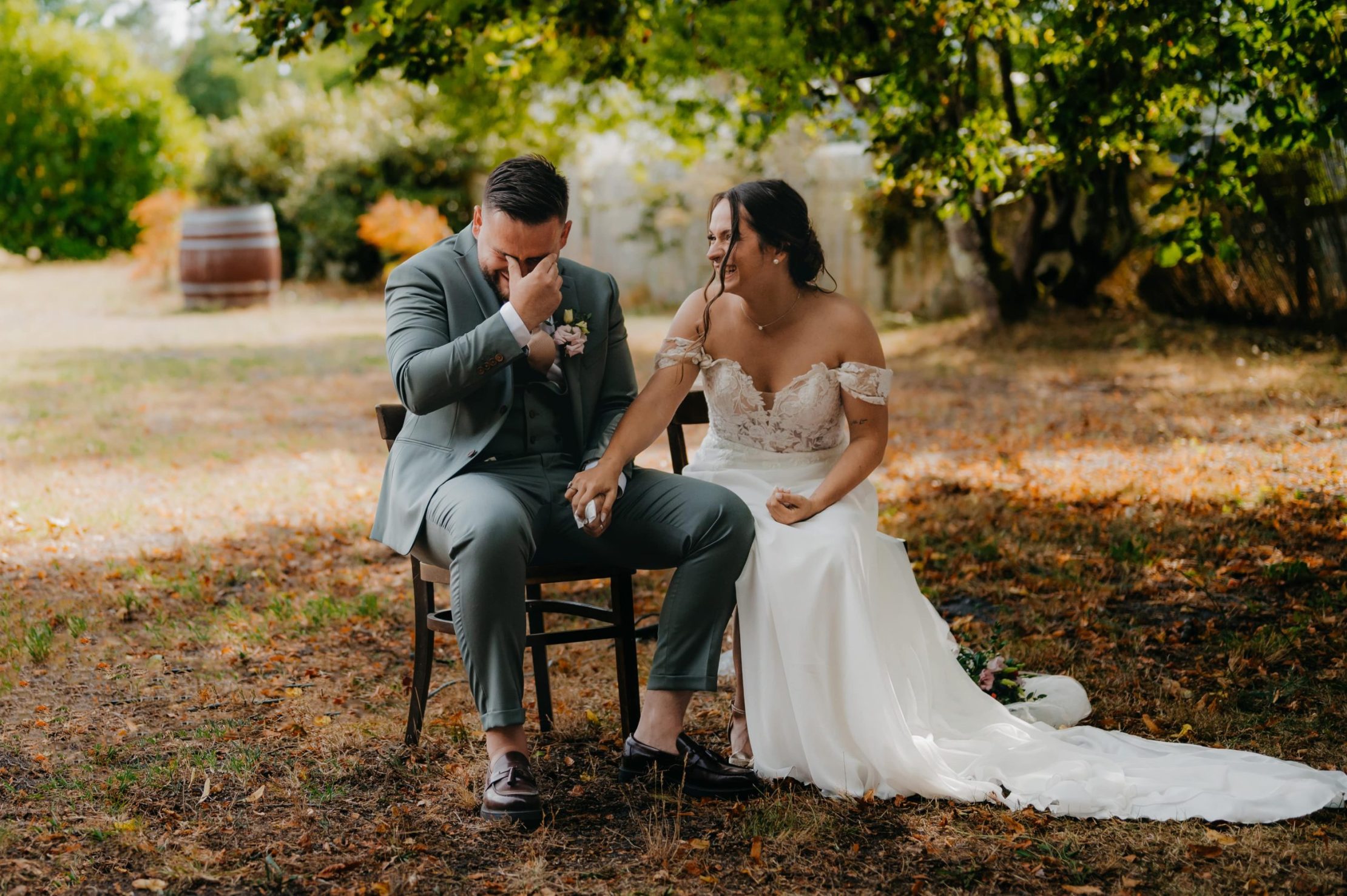 la mariée qui regarde son mari se sécher les larmes de joie