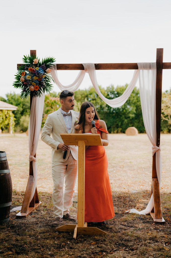 les officiants de cérémonie laïque tout heureux d'officialiser et d'animer la cérémonie laïque