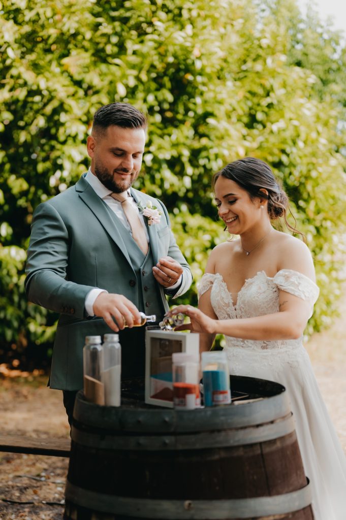 les mariés qui versent de l'alcool dans un verre