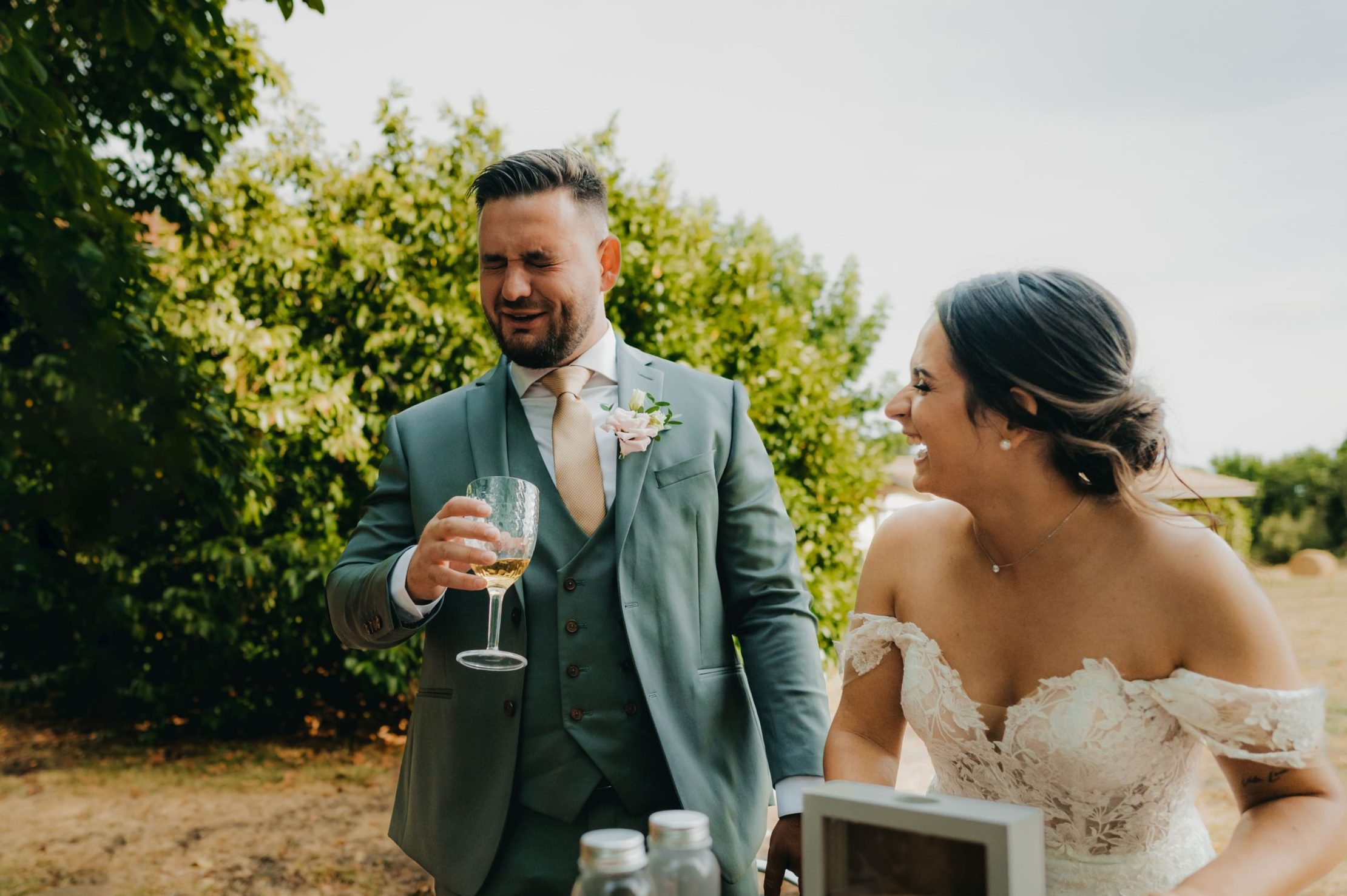 le marié venant de boire de l'alcool et qui grimace