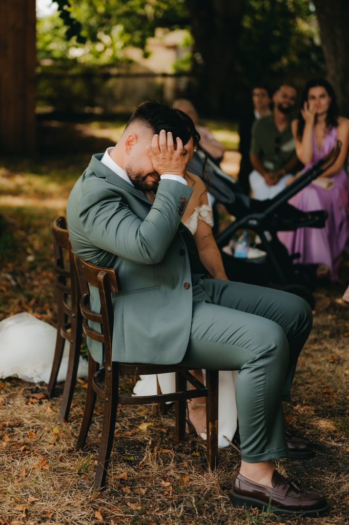 le mariée qui essuie ses larmes d'émotions