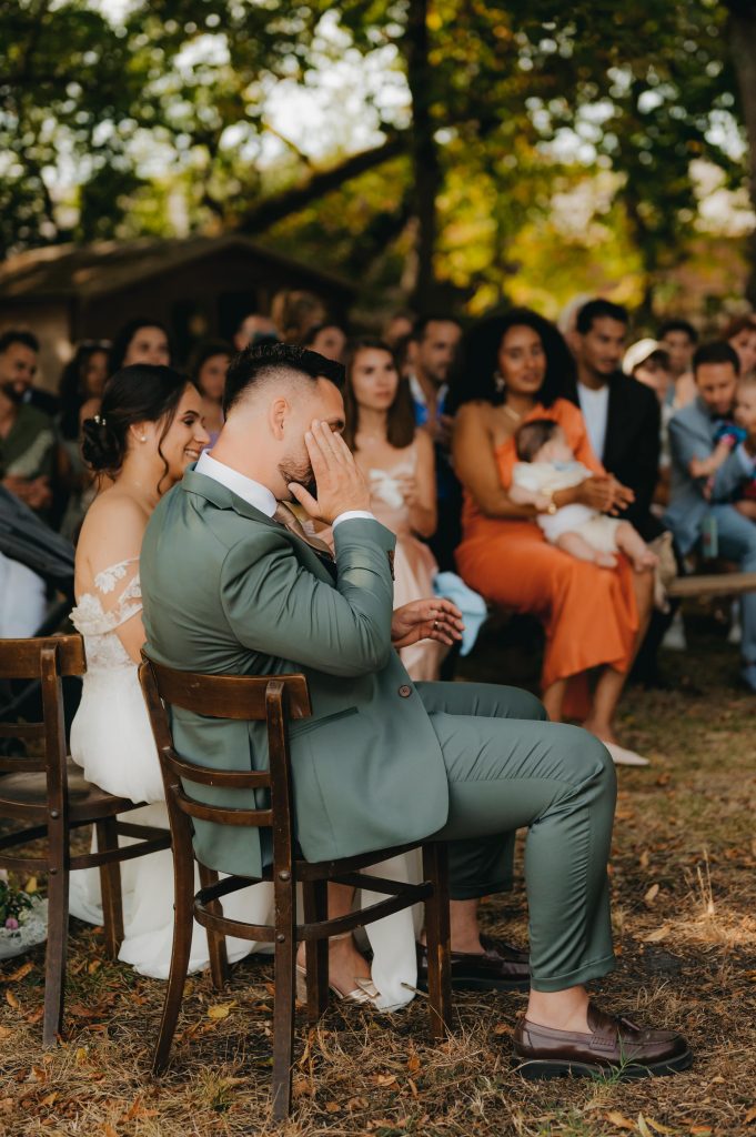 le marié tout ému et qui essuie ses larmes de joies après un discours