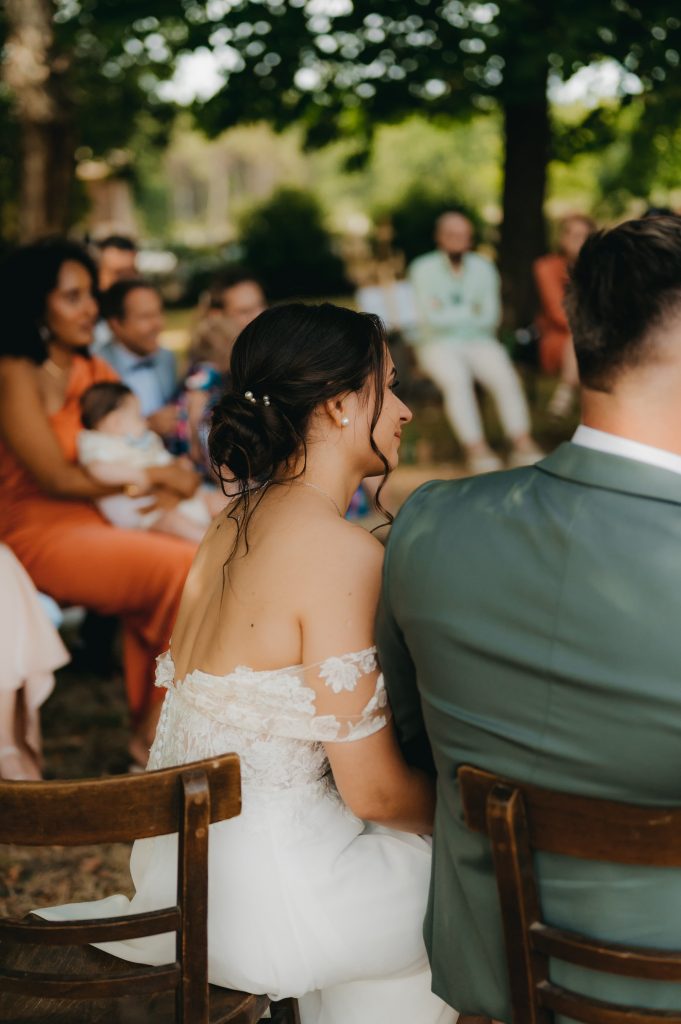 la mariée assise de dos