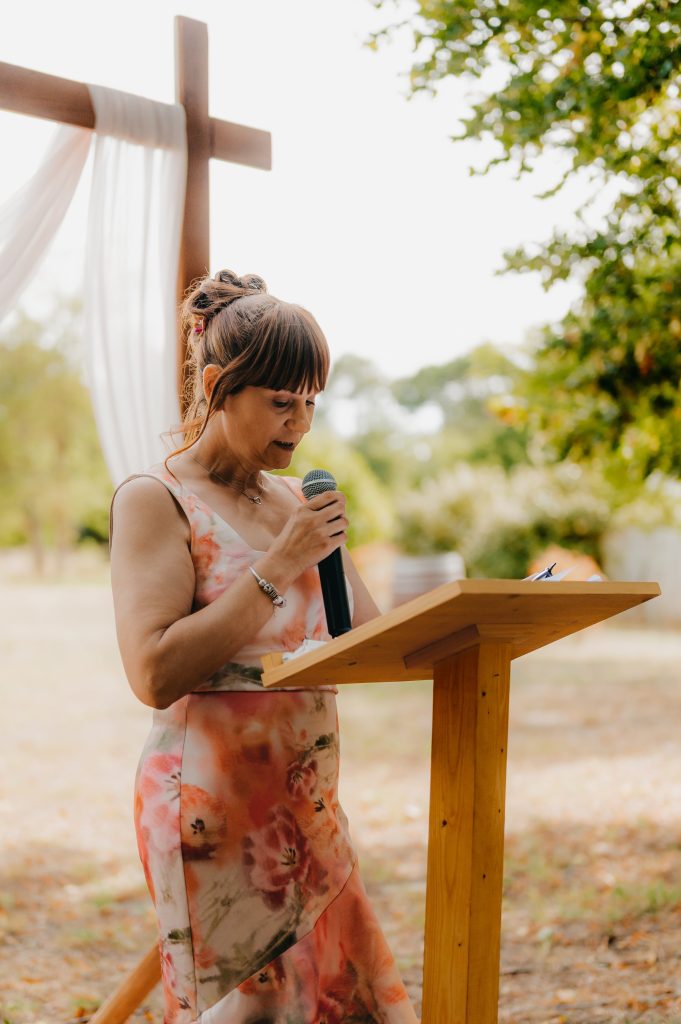 une invitée qui li son discours pour les mariés