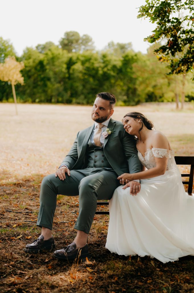 la mariée qui pose sa tête sur l'épaule de son mari