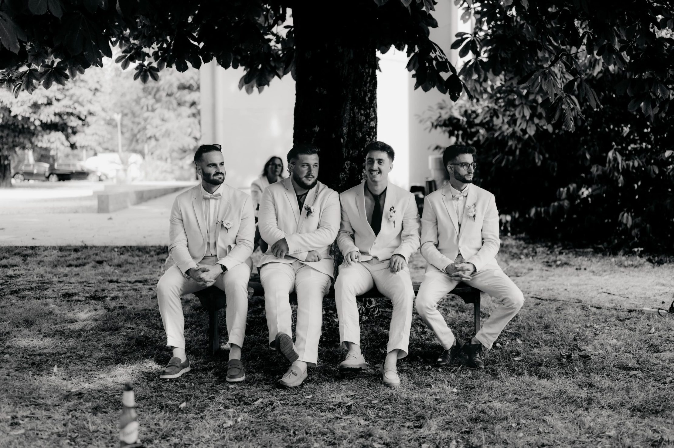 les garçons d'honneur assis sur un banc