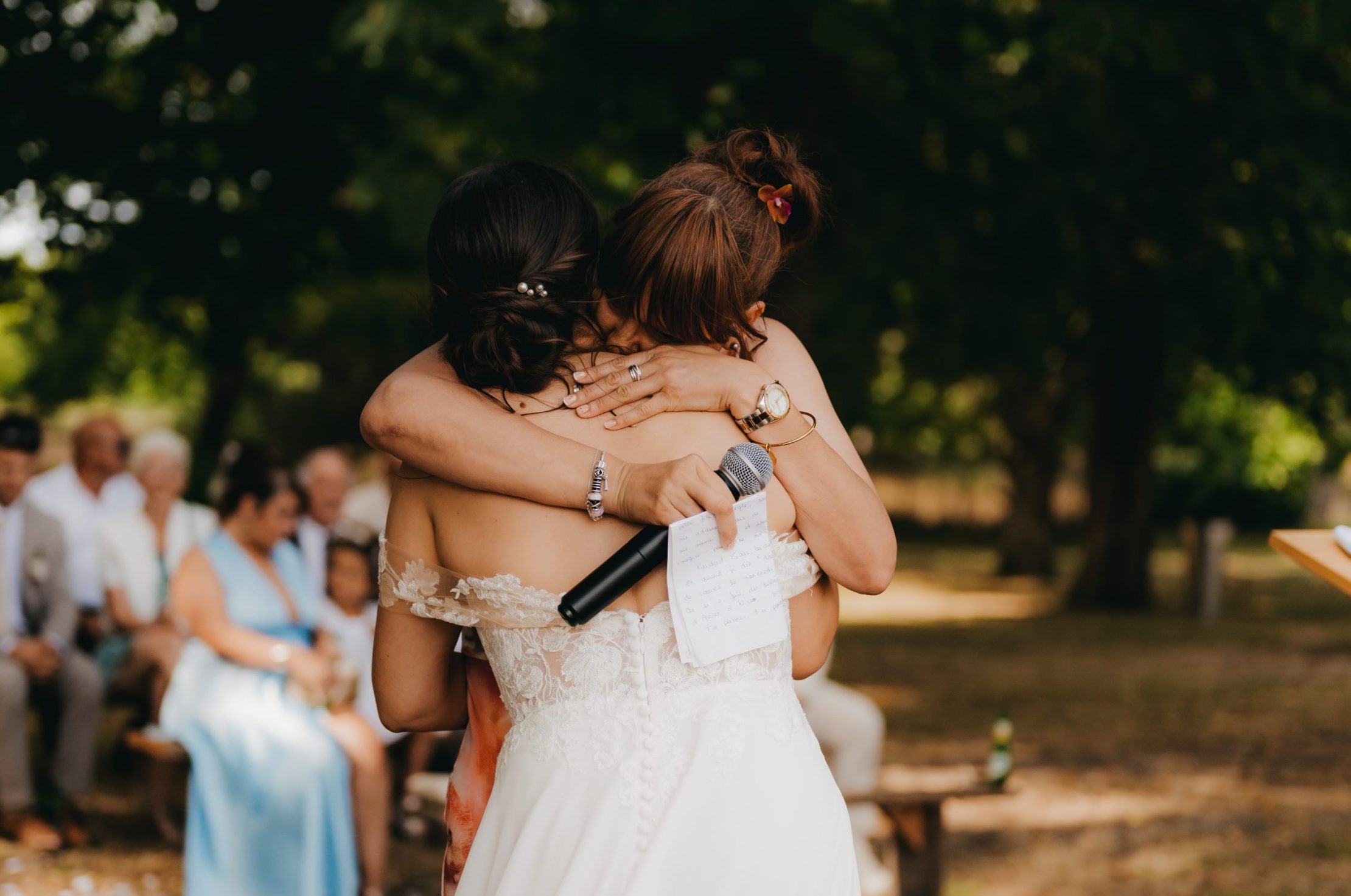 câlin entre la mariée et une invitée