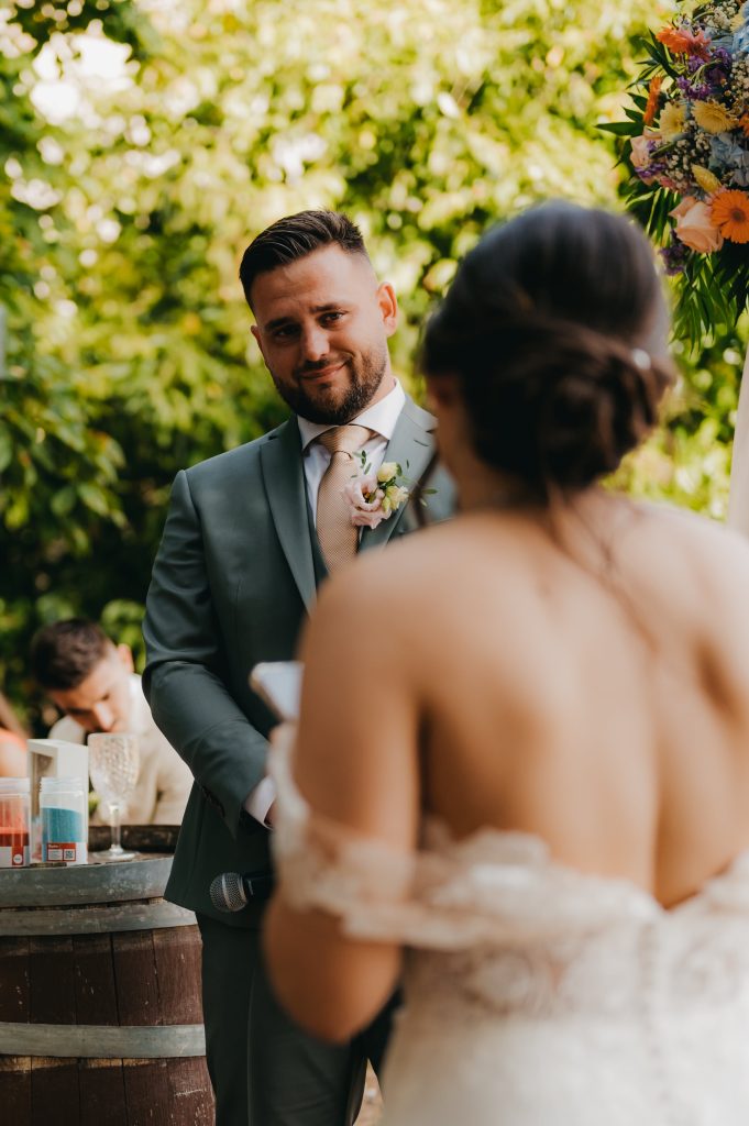 le marié qui regard tout ému sa femme