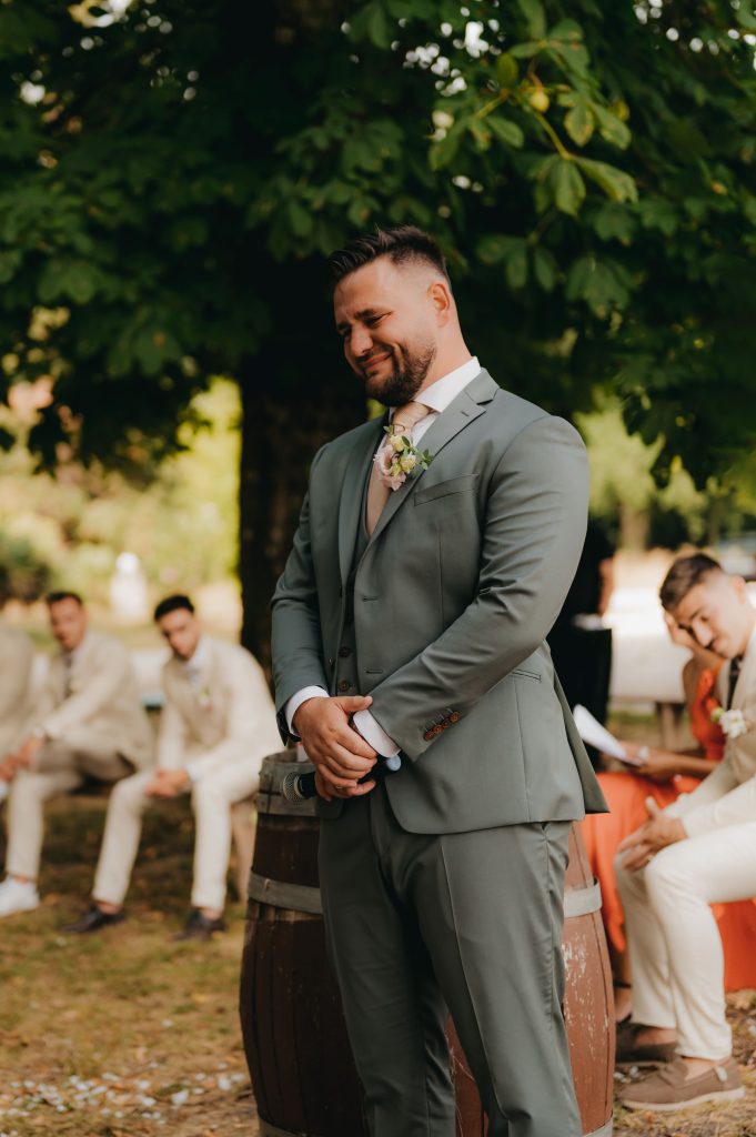 le marié qui verse des larmes au moment du discours de la mariée