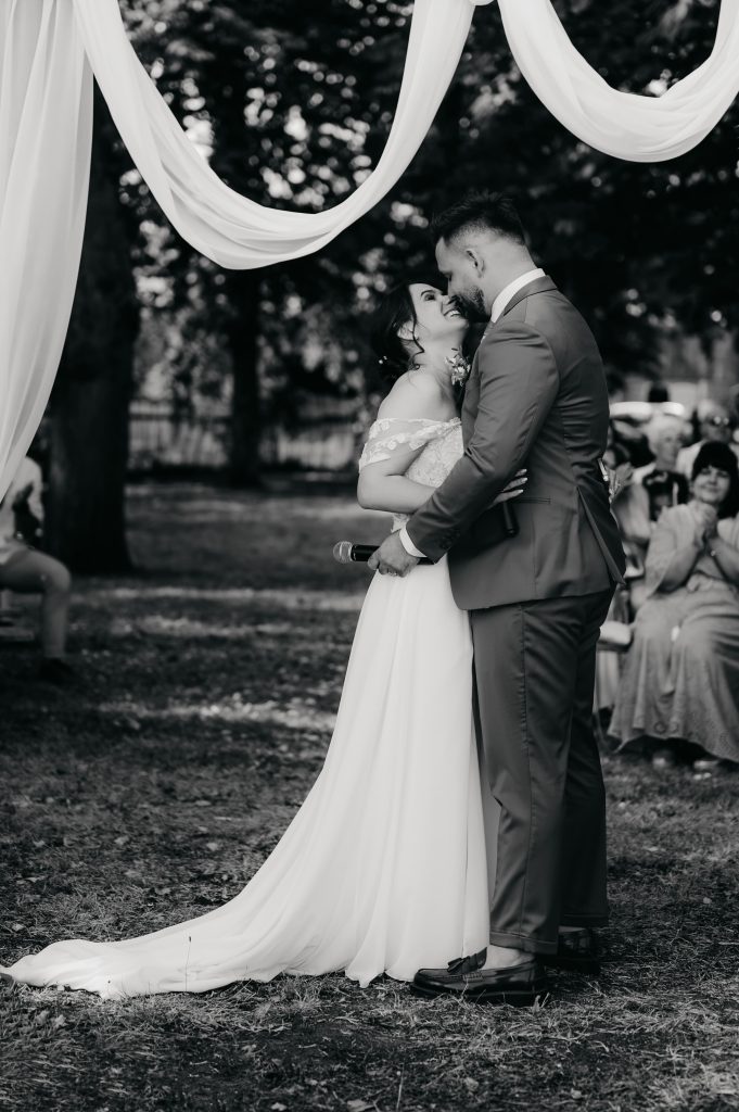 Portrait des mariés s'échangeant un regard complice après la lecture de leurs discours