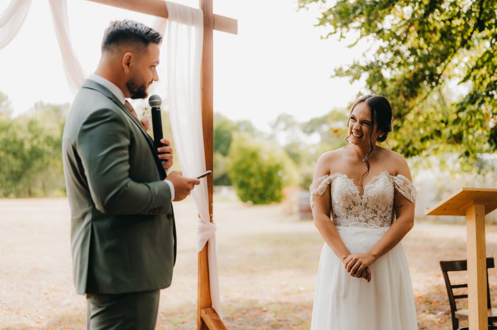 le marié qui lit son discours