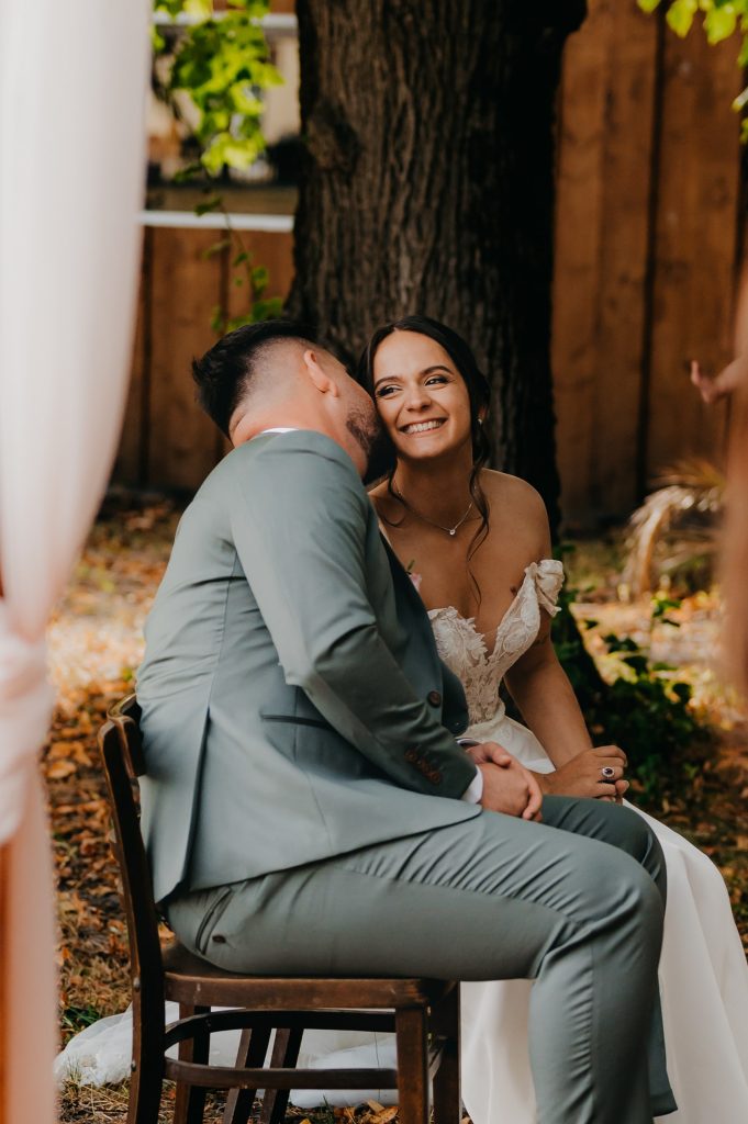 le marié qui dépose un bisou sur la joue de la mariée