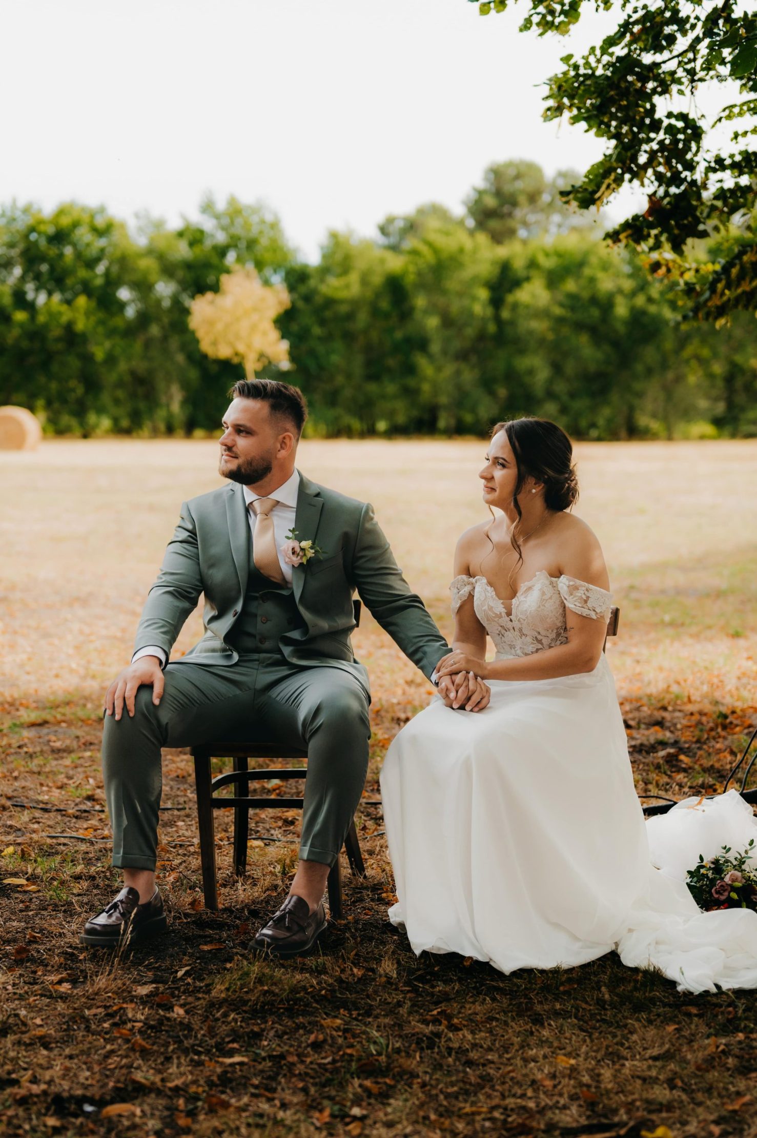 les mariés qui écoutent le discours d'un garçon d'honneur