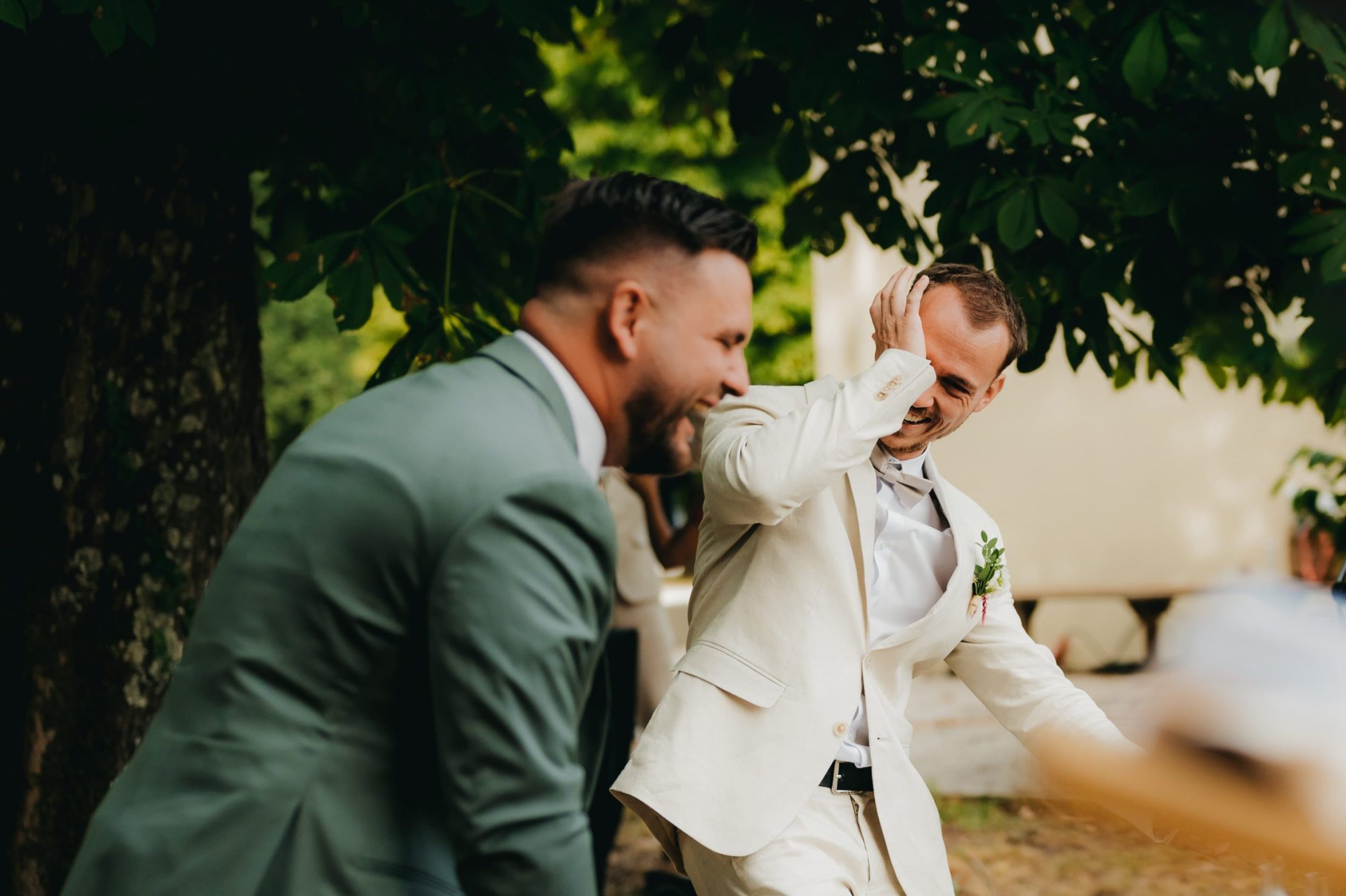 un garçon d'honneur ému qui essuie une larme