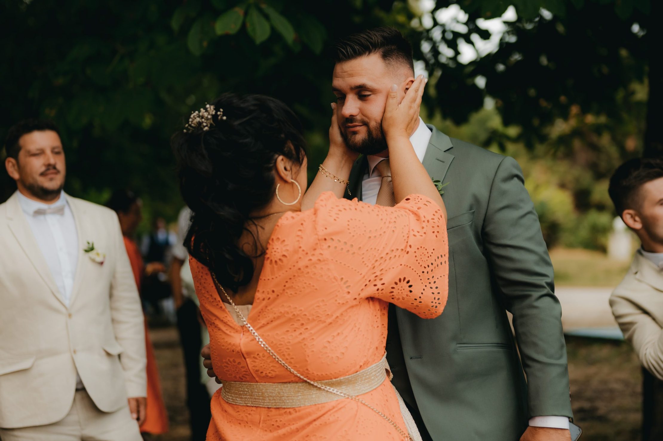 la maman du marié qui échange un regard tendre avec lui