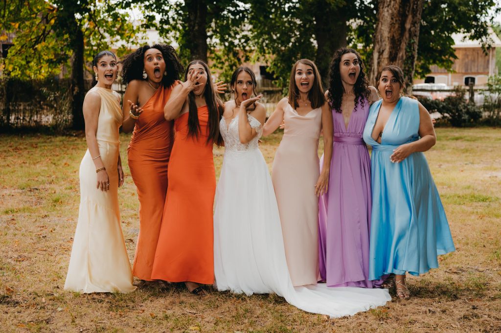 photo de groupe des demoiselles d'honneur aux robes colorés