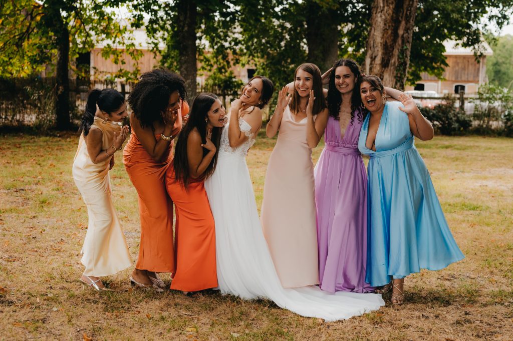 photo de groupe de la mariée avec les demoiselles d'honneur qui rigolent