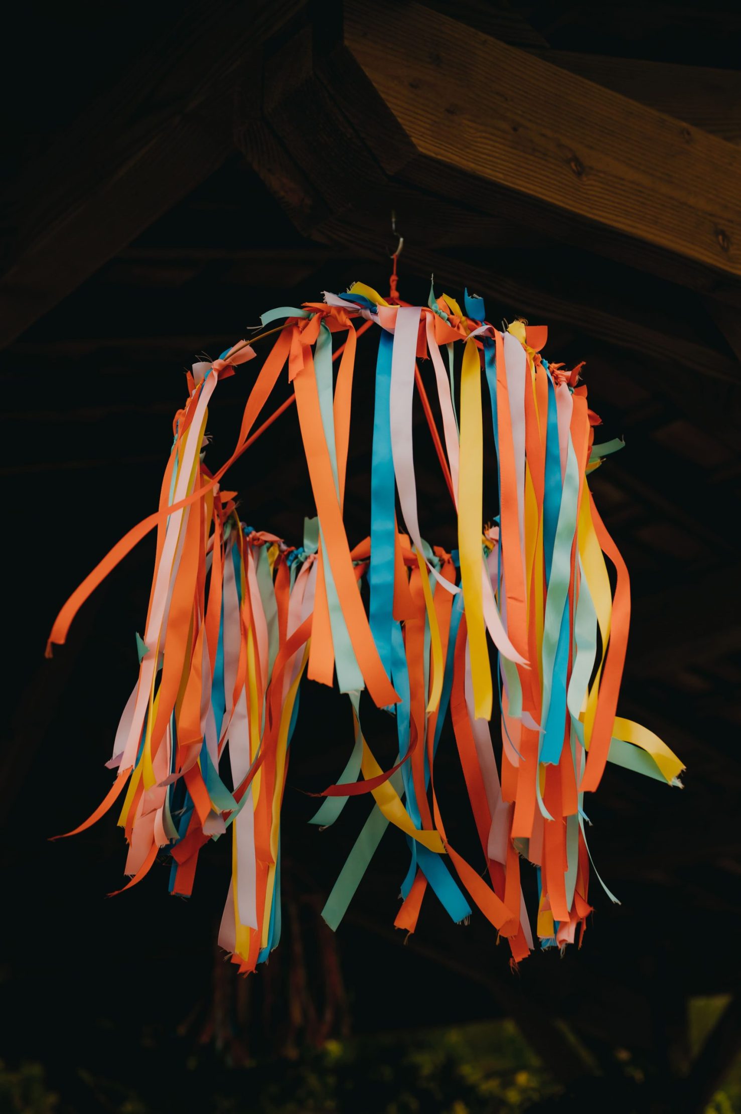 détail de la décoration du mariage, un cercle avec des rubans colorés