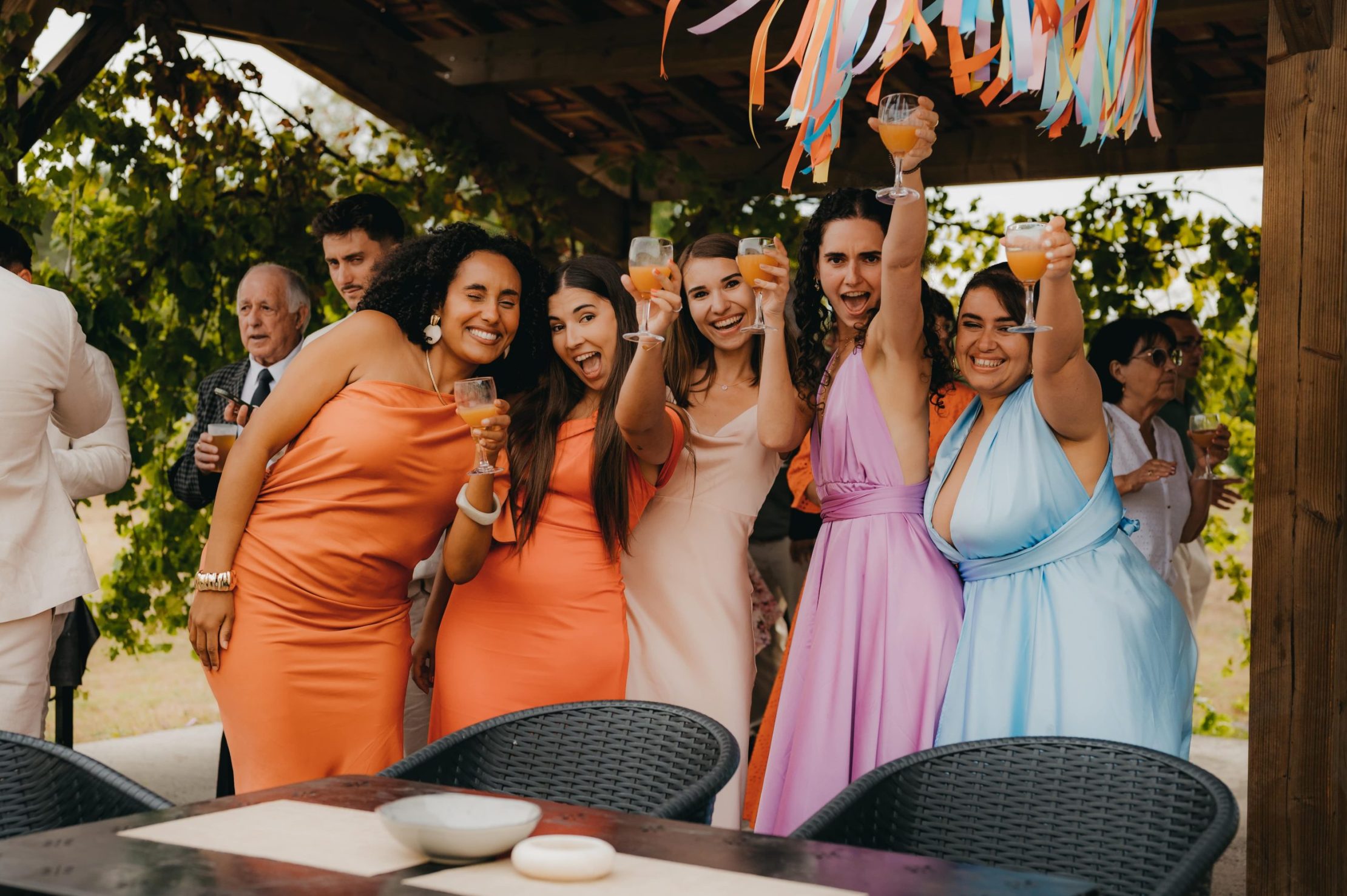 groupe des demoiselles d'honneur qui trinquent