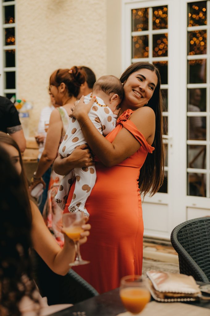 la témoin qui porte le fils des mariés