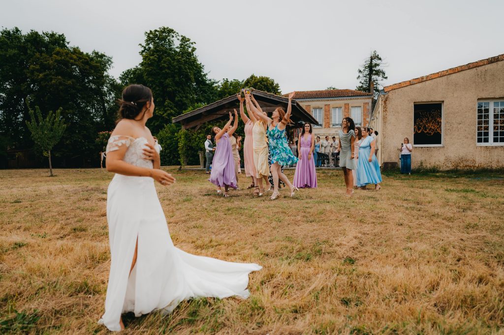 les invités filles qui se disputent pour attraper le bouquet de la mariée