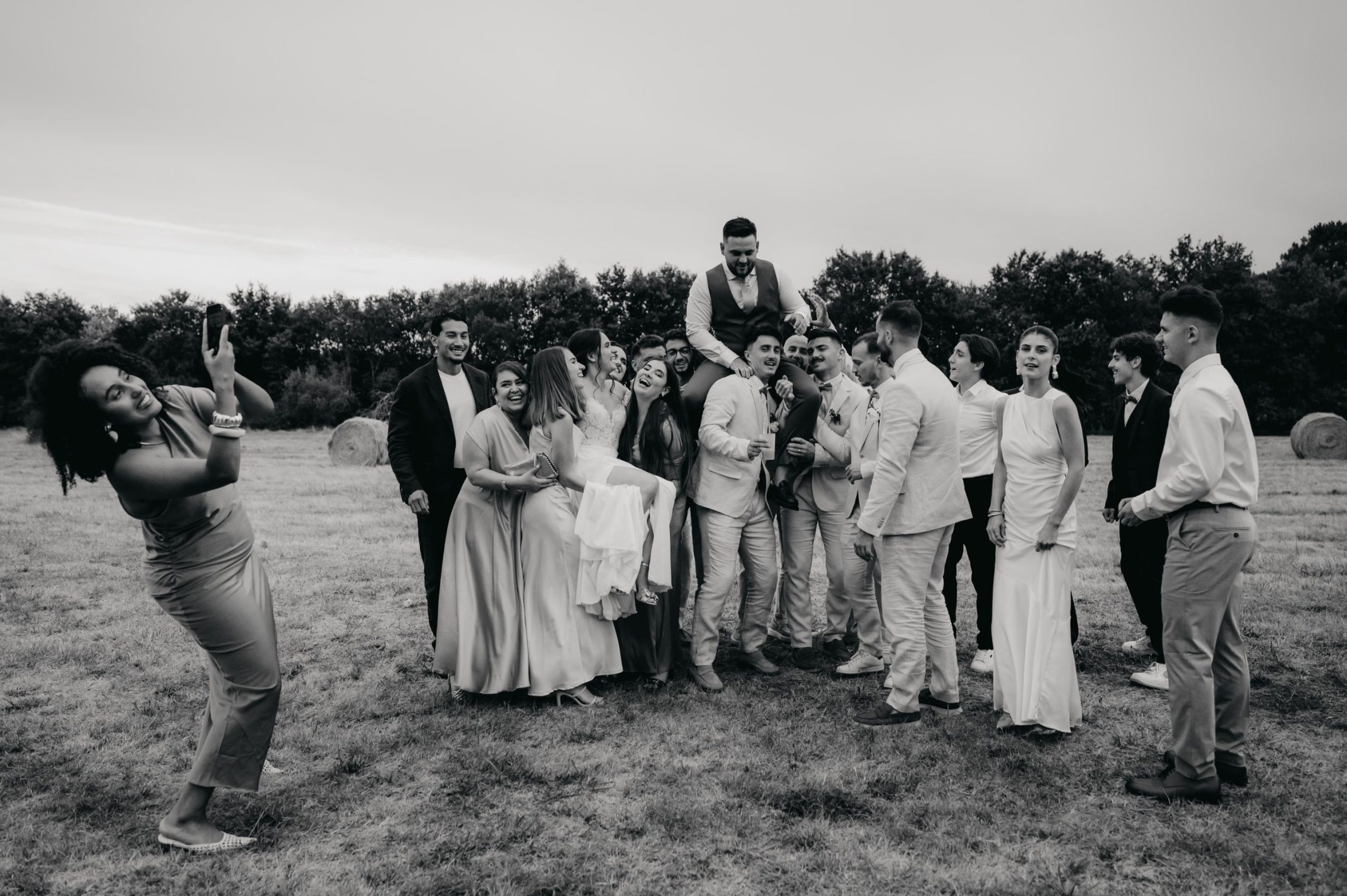 photo des mariés avec leur bande de copains