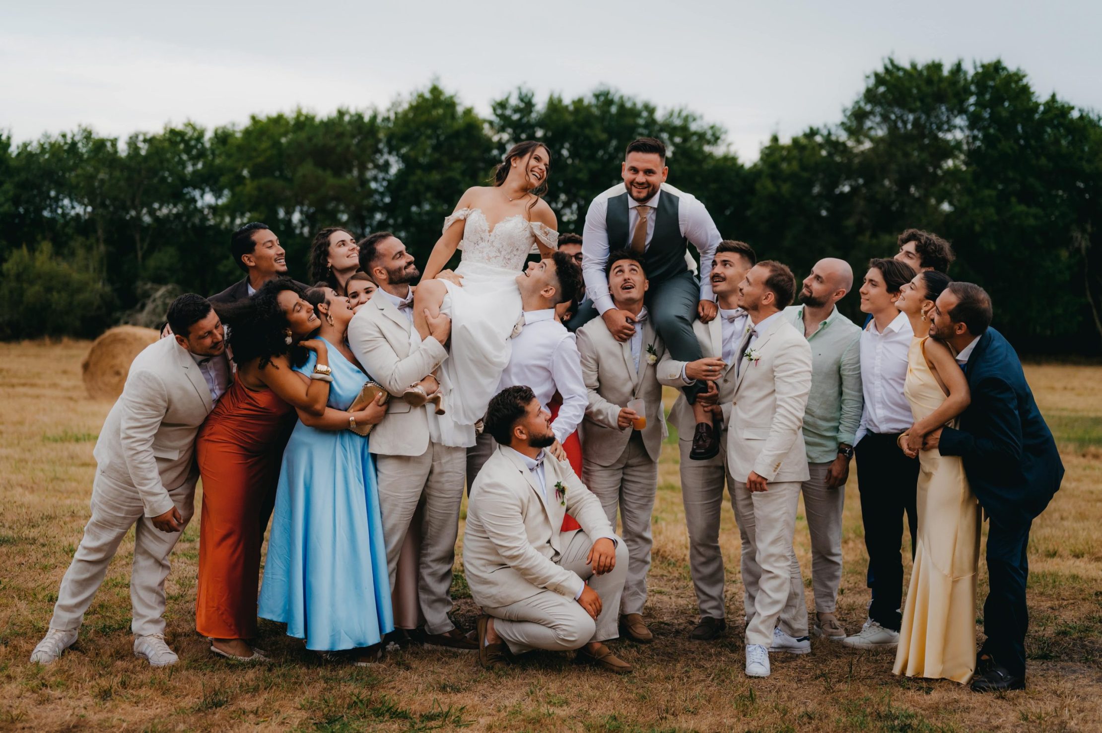 les copains des mariés qui porte les mariés