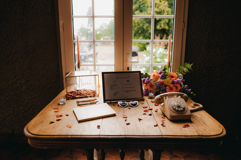 détails du livre d'or et de l'urne des mariés