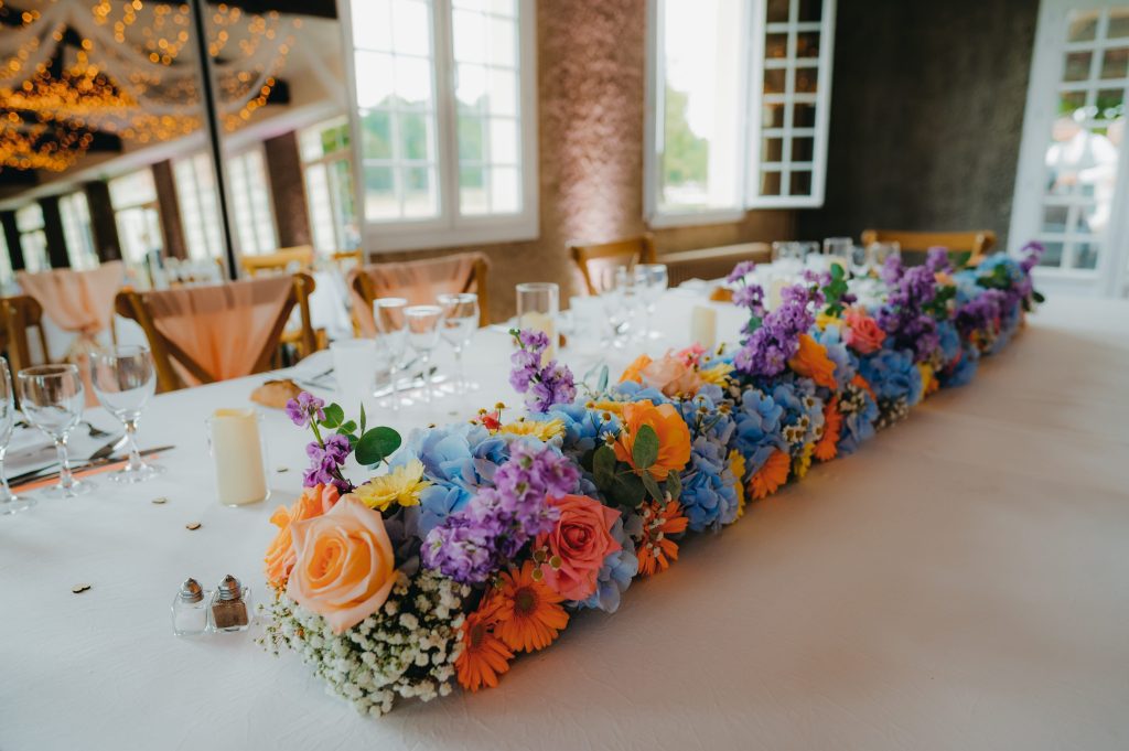 composition floral de la table des mariés