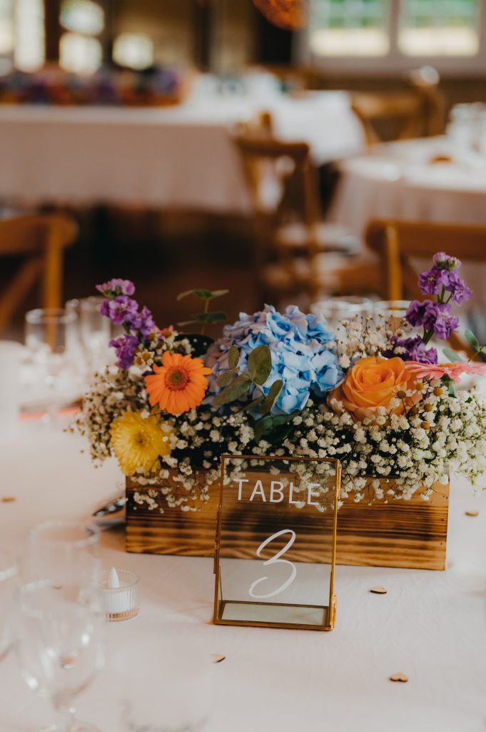 composition floral d'une table de la salle du mariage