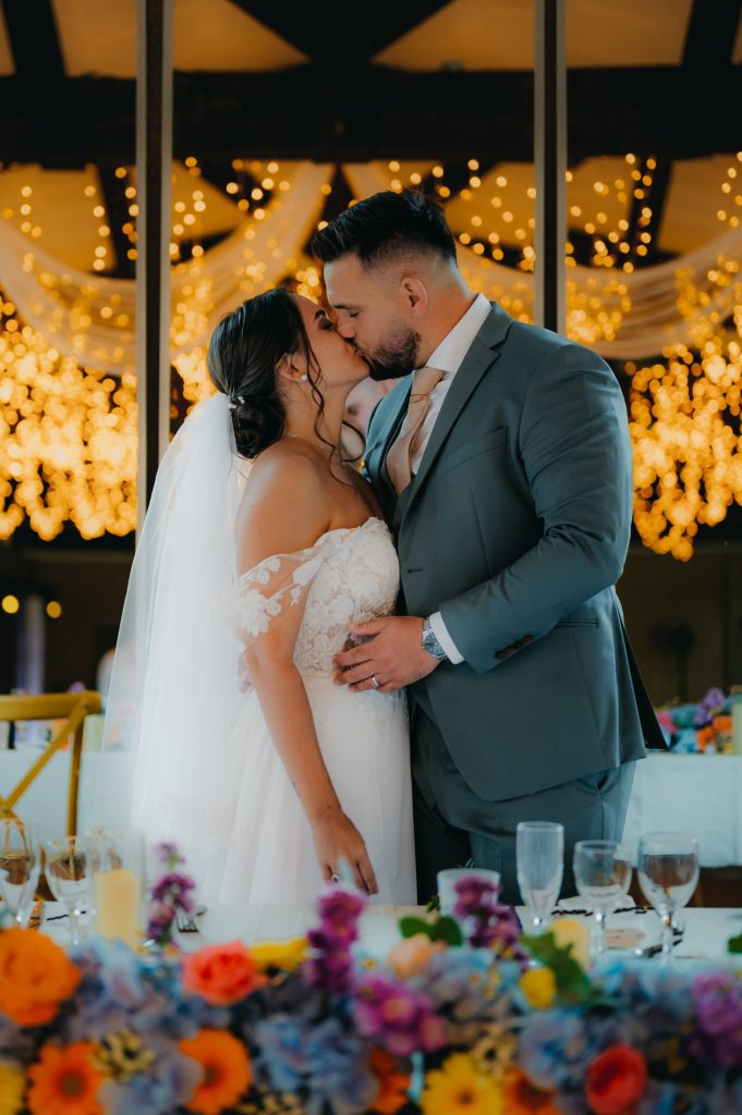 les mariés échangeant un bisou dans la salle de leur mariage