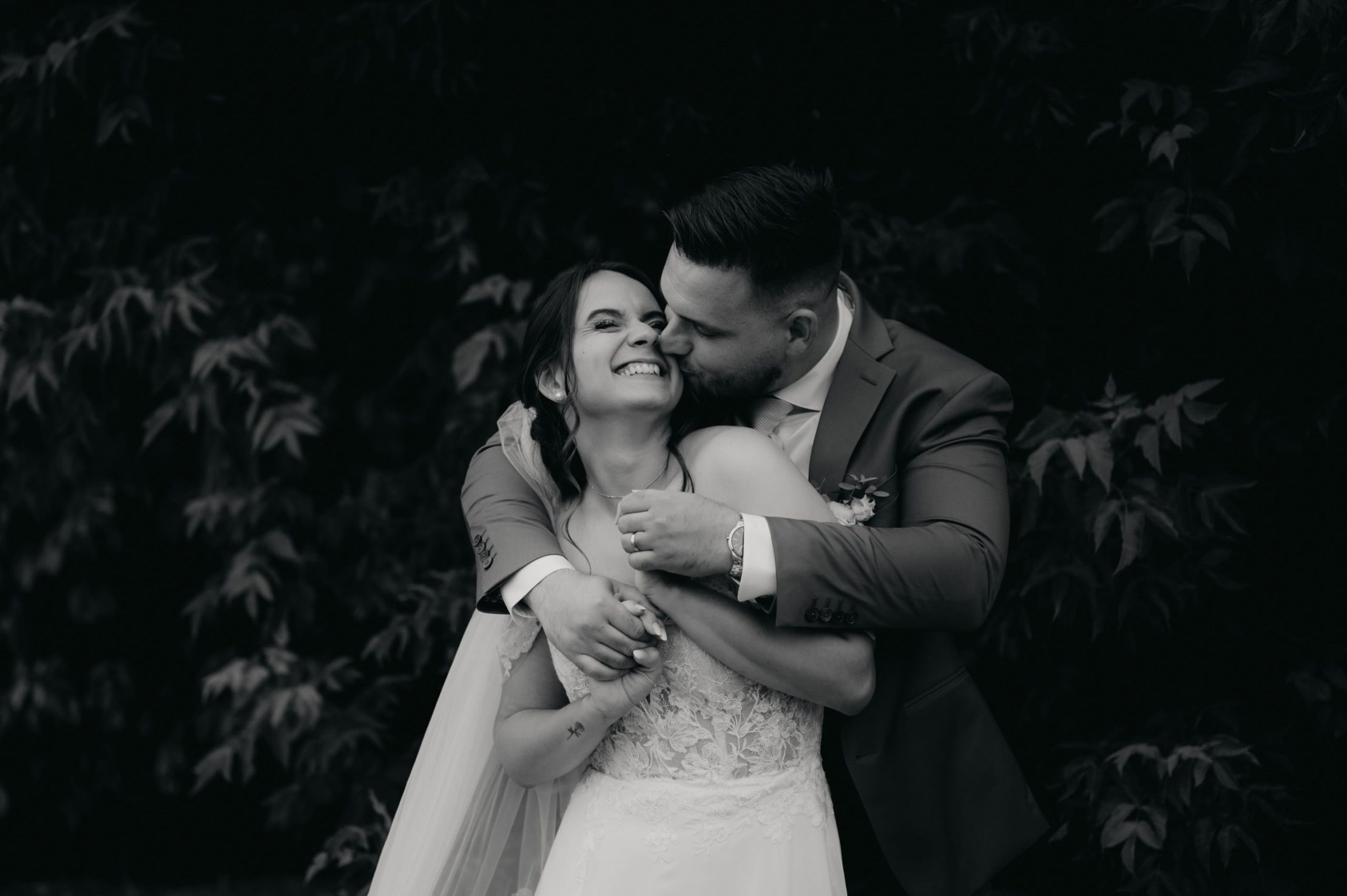 Portrait romantique des mariés au coucher du soleil