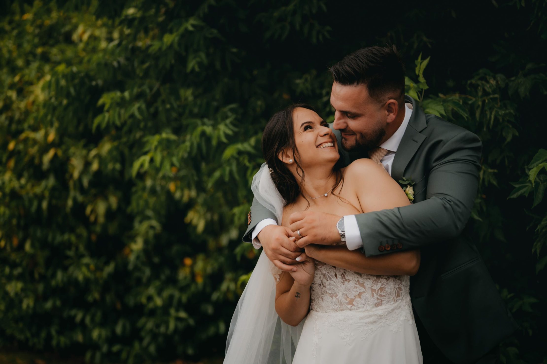 Pose naturelle des jeunes mariés
